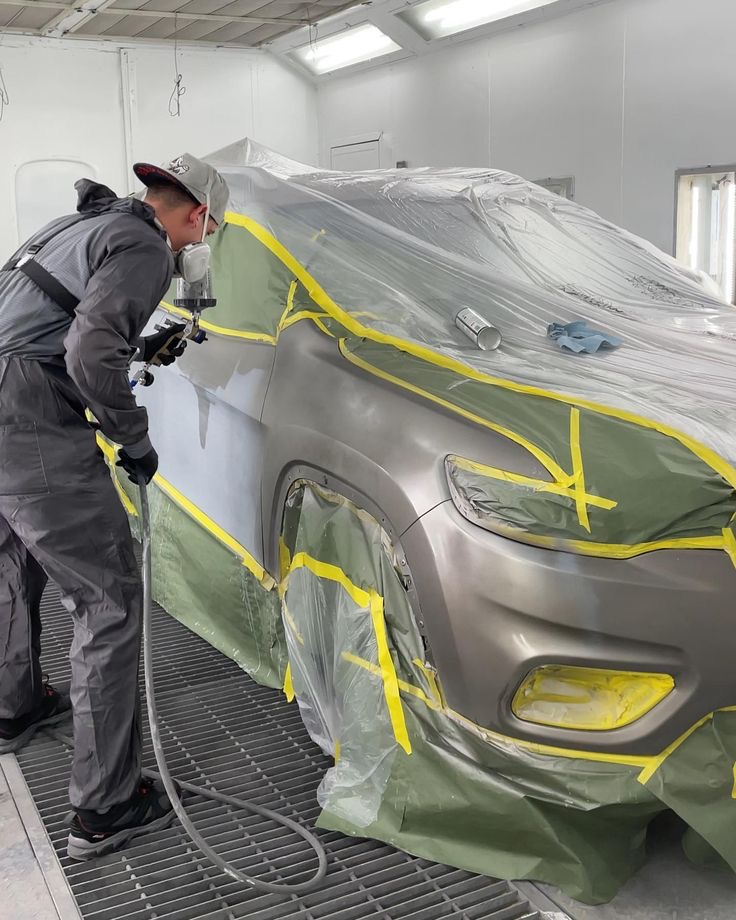 Application de la peinture sur un SUV