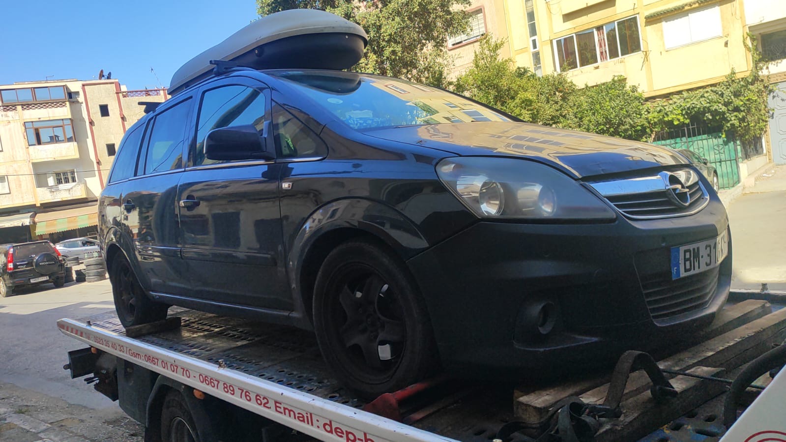 Véhicule chargé sur un plateau de dépannage