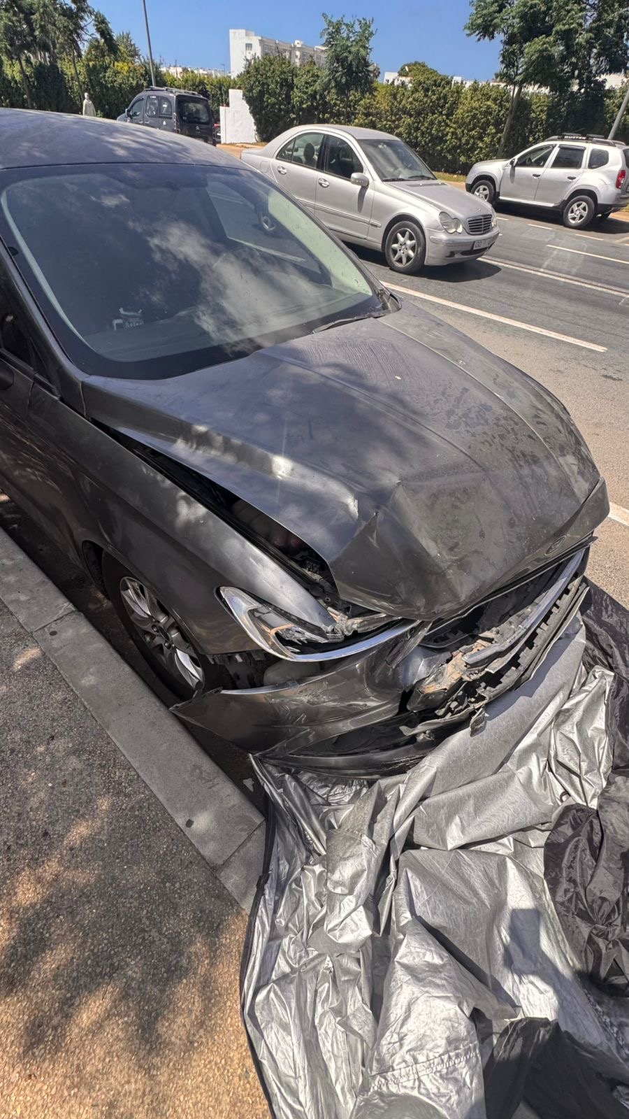 Véhicule accidenté avant réparation de carrosserie