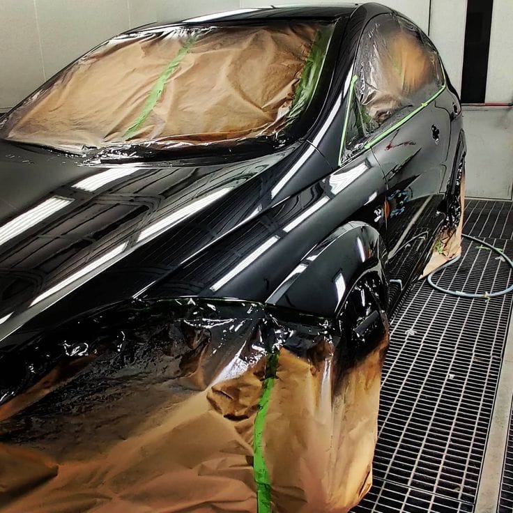 Carrosserie noire brillante après lustrage
