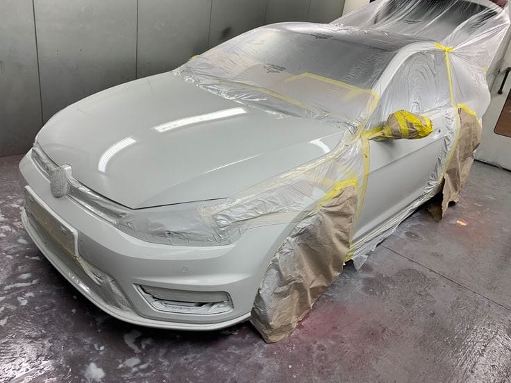 Véhicule masqué et préparé avant peinture